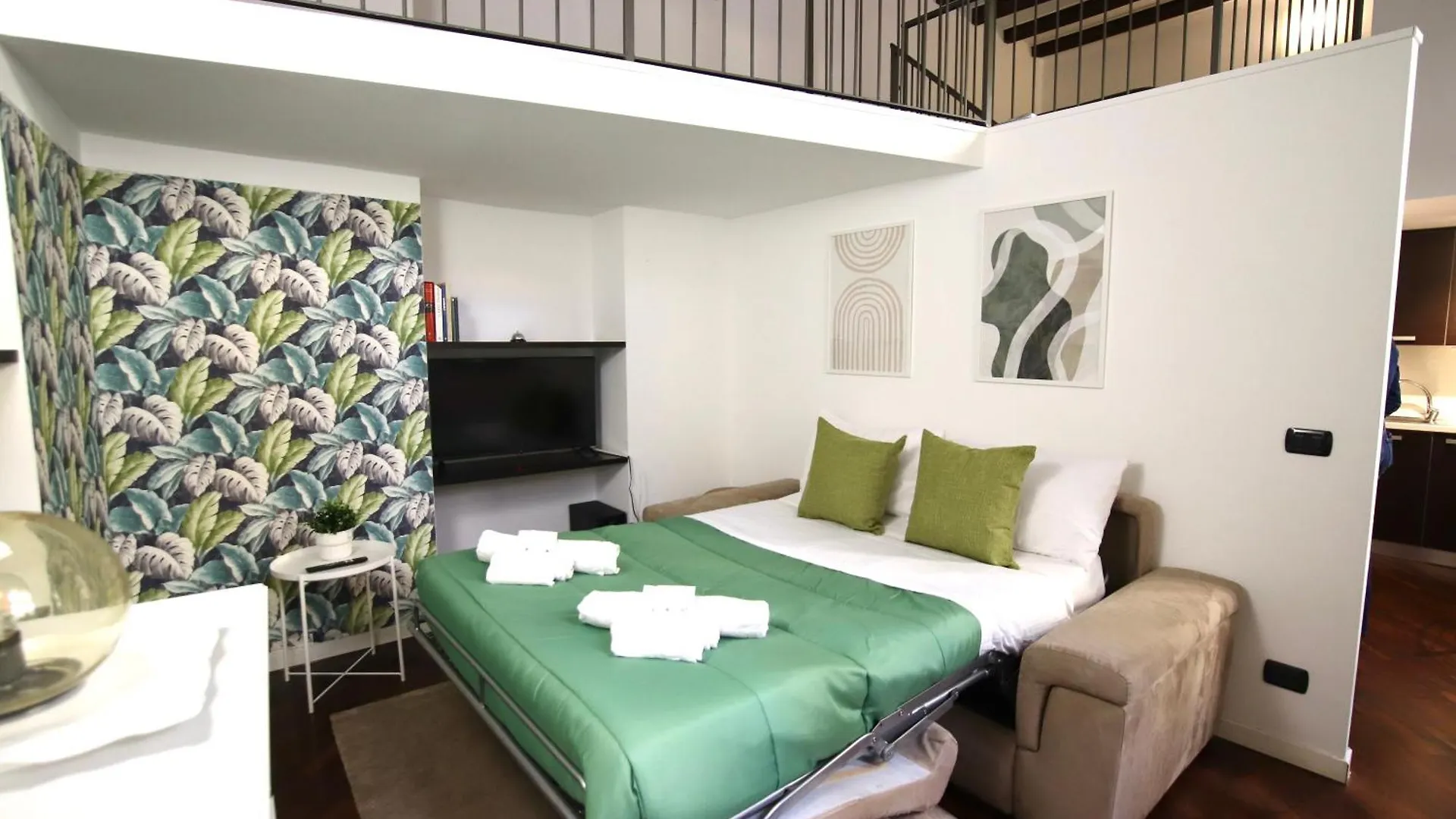 Navigli-Duomo Rehomes Green Loft Milan